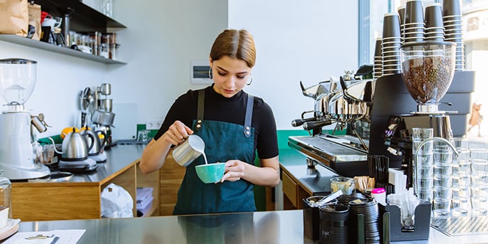 Barista-in-Coffee-Shop_1254100195_700x350