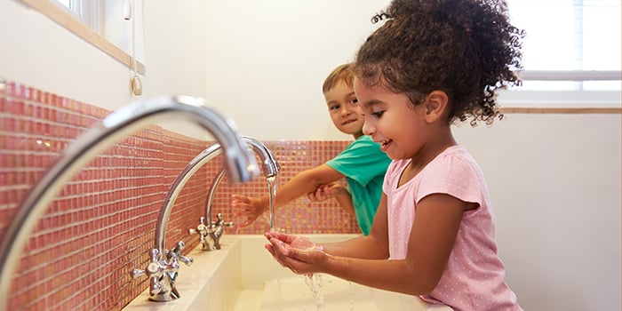 Students-Washing-Their-Hands_640378648_700x350